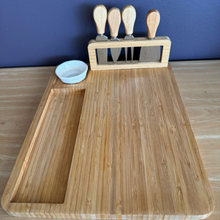Cargar imagen en el visor de la galería, Tabla de Quesos de madera con set de cuchillos

