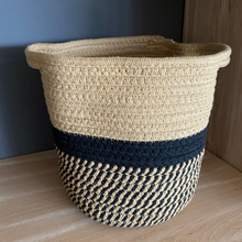 Cargar imagen en el visor de la galería, Canasto de cuerda negro con beige
