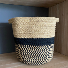 Cargar imagen en el visor de la galería, Canasto de cuerda negro con beige

